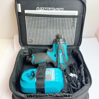 マキタ(Makita)の♭♭MAKITA マキタ 充電式ドライバドリル　10.8V　充電器、バッテリー1個、ケース付 DF030D(その他)