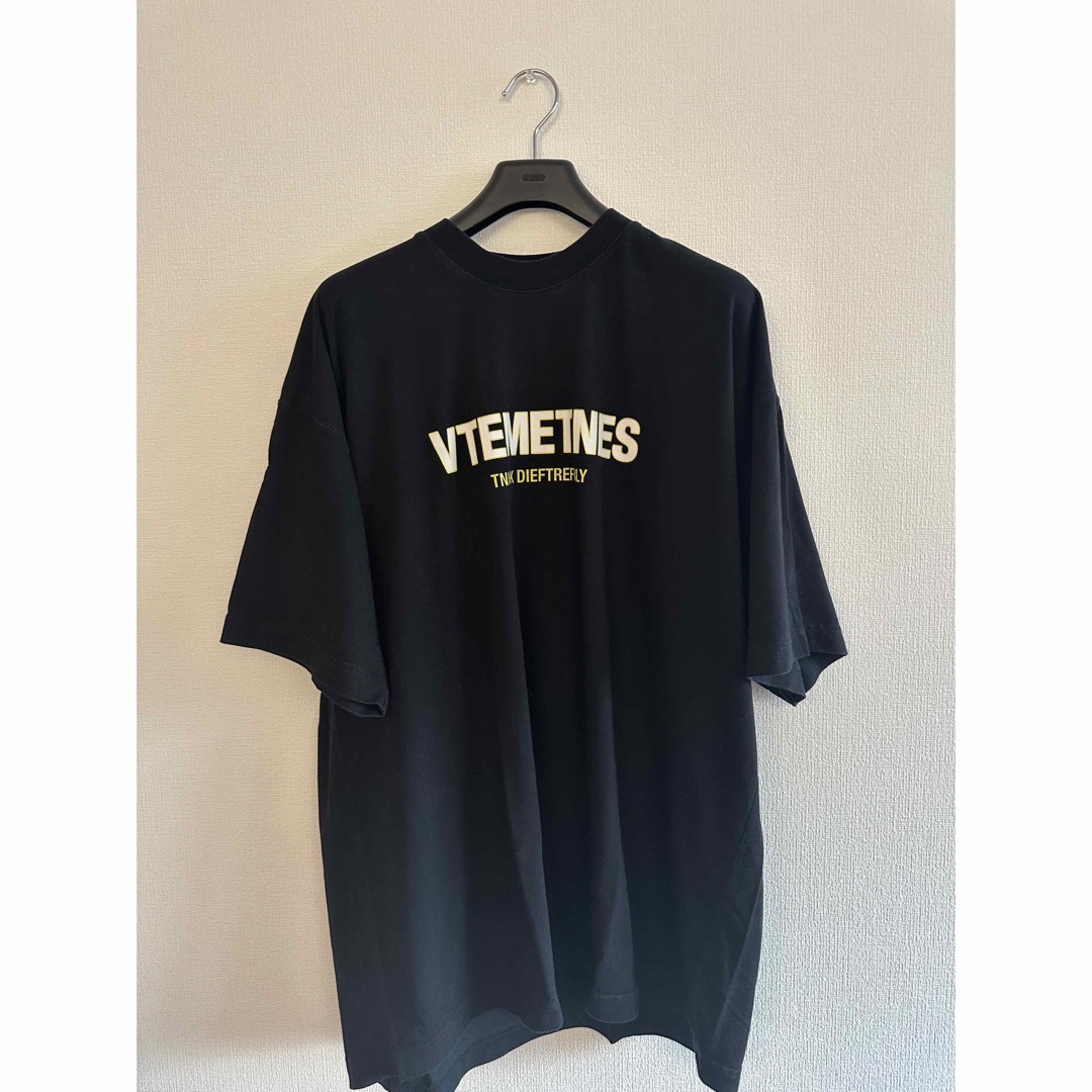 VETEMENTS(ヴェトモン)のVETEMENTS TNHIK DIEFTREFNLY ロゴT　ブラック【美品】 メンズのトップス(Tシャツ/カットソー(半袖/袖なし))の商品写真