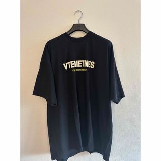 VETEMENTS - VETEMENTS TNHIK DIEFTREFNLY ロゴT　ブラック【美品】