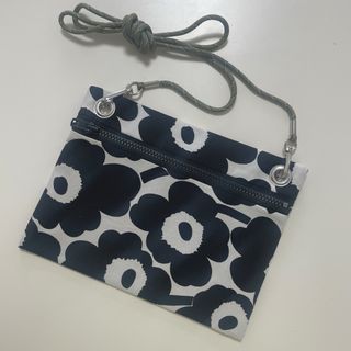 マリメッコ(marimekko)のフラットポーチ　サコッシュ   （紐モスグリーン）(ポーチ)