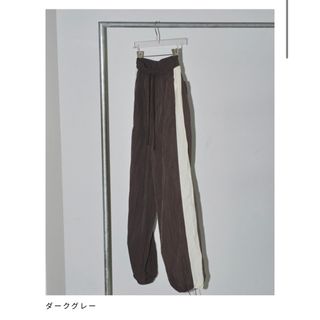 トゥデイフル(TODAYFUL)の【新品・未使用】todayful Nylon Line Pants ダークグレー(カジュアルパンツ)