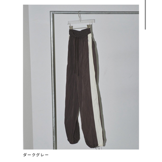 トゥデイフル(TODAYFUL)の【新品・未使用】todayful Nylon Line Pants ダークグレー(カジュアルパンツ)