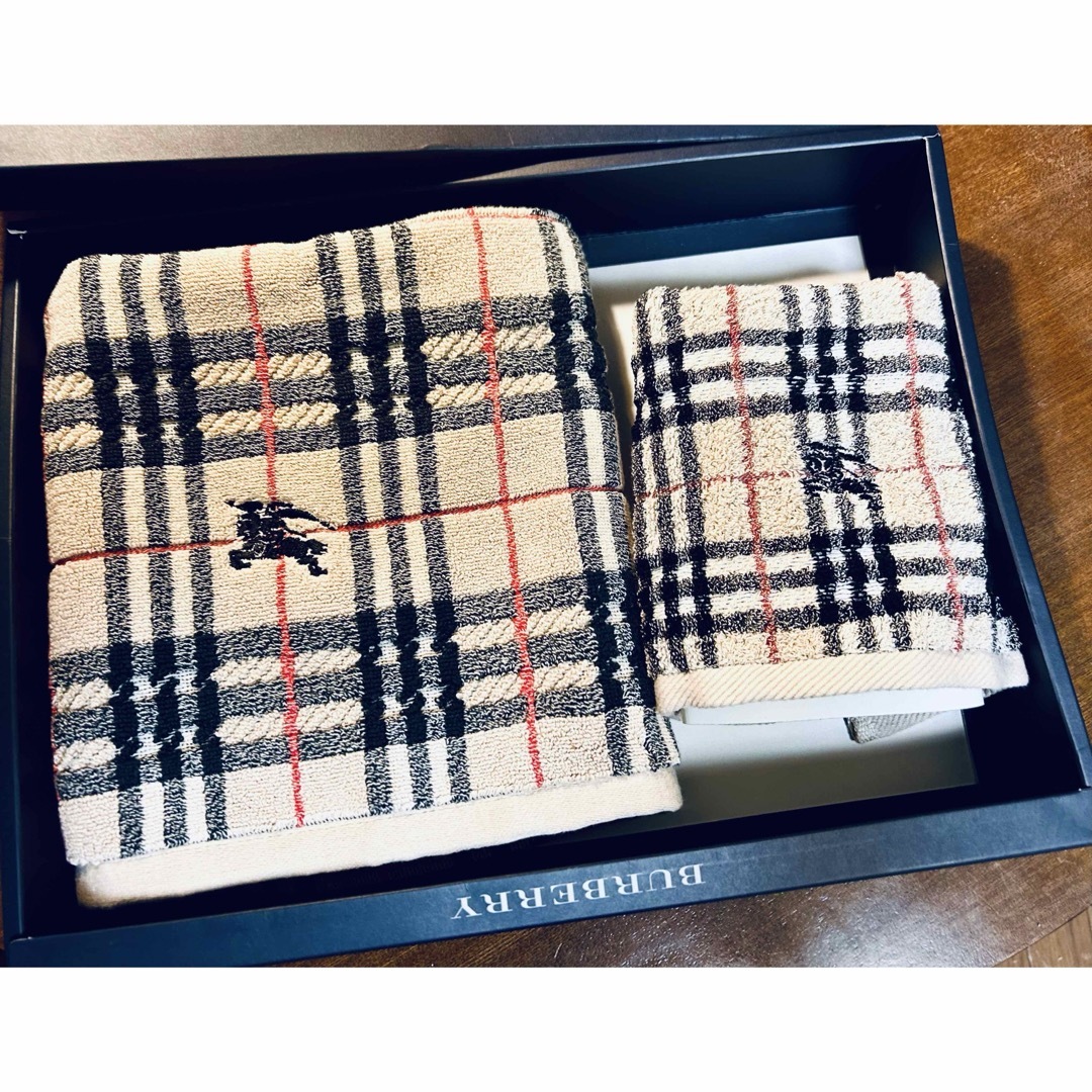 BURBERRY(バーバリー)のBURBERRY ノバチェック柄　バスマット　ウォッシュタオル 　2点 インテリア/住まい/日用品の日用品/生活雑貨/旅行(タオル/バス用品)の商品写真