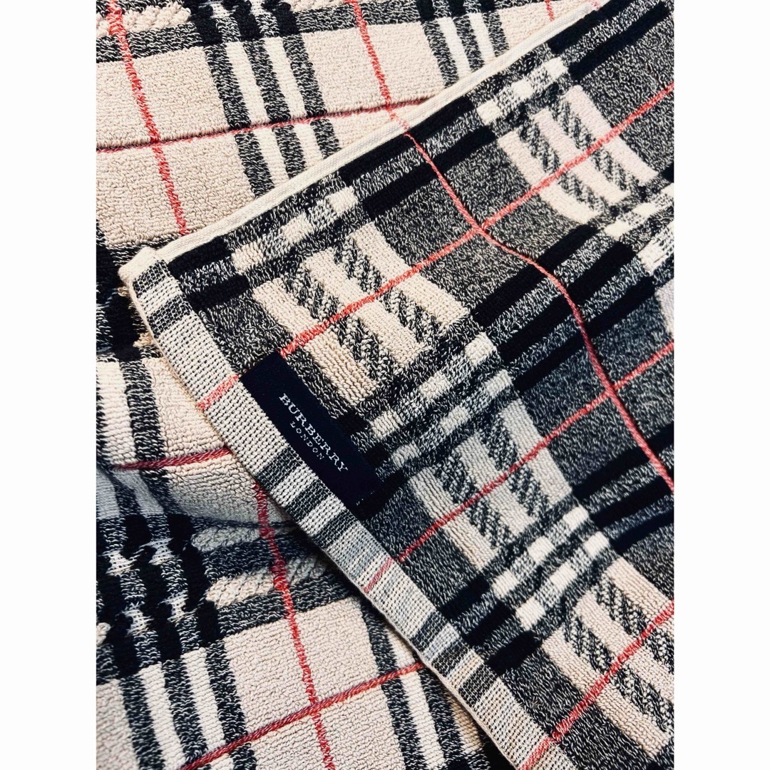 BURBERRY(バーバリー)のBURBERRY ノバチェック柄　バスマット　ウォッシュタオル 　2点 インテリア/住まい/日用品の日用品/生活雑貨/旅行(タオル/バス用品)の商品写真