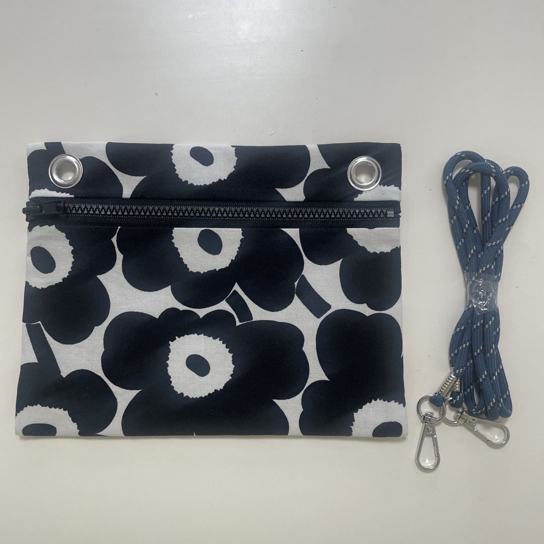 marimekko(マリメッコ)のフラットポーチ　サコッシュ   （紐ネイビー） ハンドメイドのファッション小物(ポーチ)の商品写真