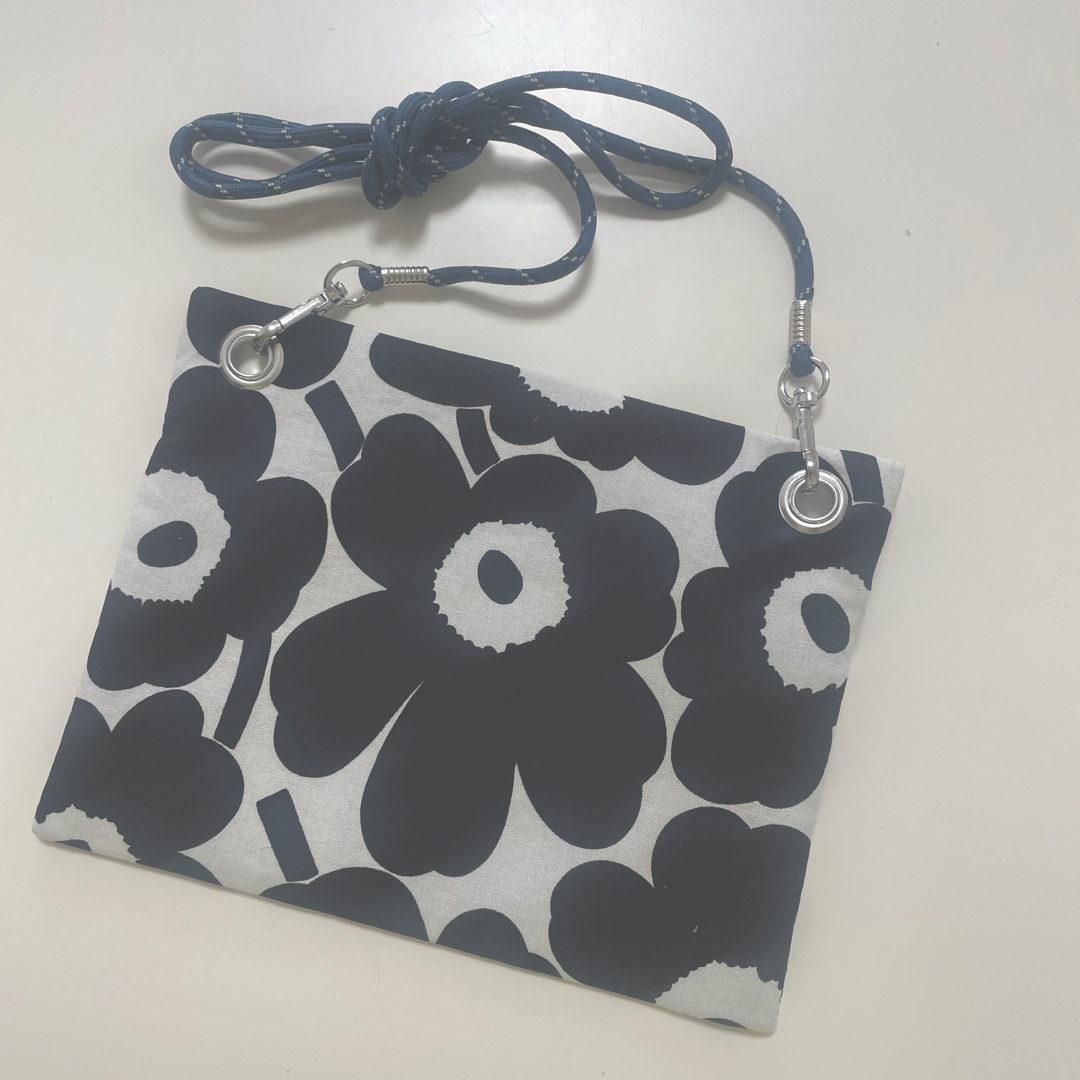 marimekko(マリメッコ)のフラットポーチ　サコッシュ   （紐ネイビー） ハンドメイドのファッション小物(ポーチ)の商品写真