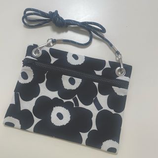 マリメッコ(marimekko)のフラットポーチ　サコッシュ   （紐ネイビー）(ポーチ)