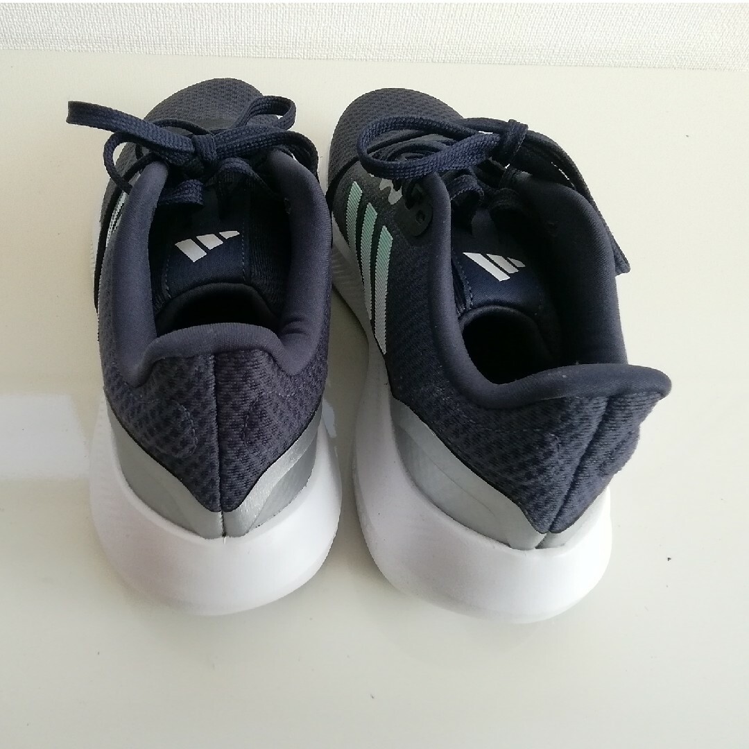 adidas(アディダス)のadidas　レディースシューズ　紺色　23センチ レディースの靴/シューズ(スニーカー)の商品写真