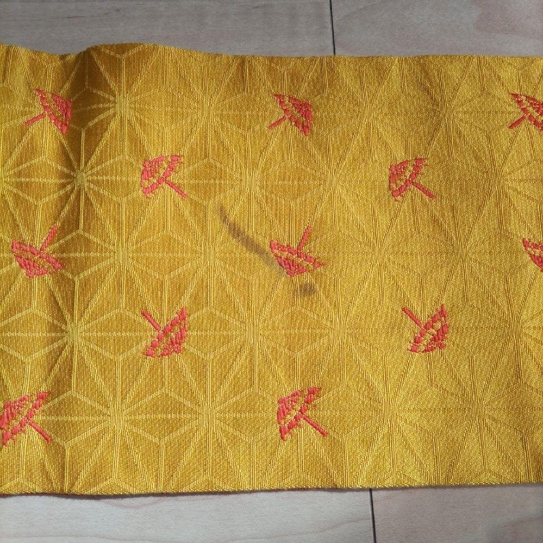 浴衣帯 赤黄リバーシブル 中古品 レディースの水着/浴衣(帯)の商品写真