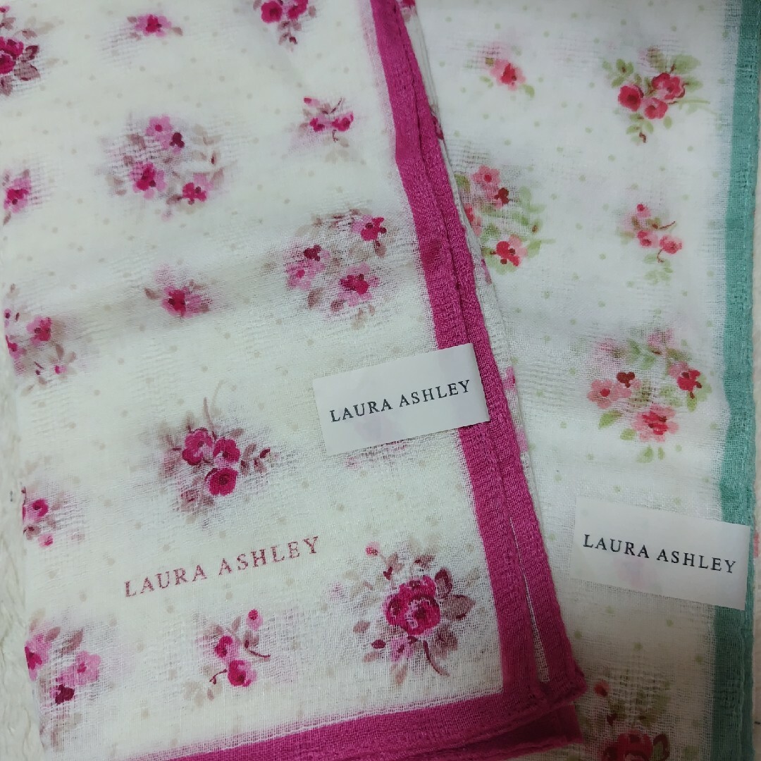 LAURA ASHLEY(ローラアシュレイ)のLaura Ashleyハンカチ ２枚 レディースのファッション小物(ハンカチ)の商品写真