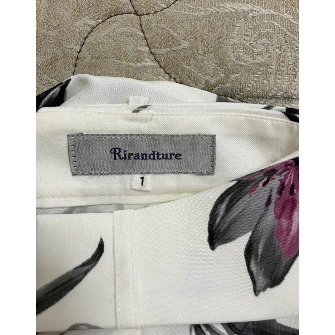 Rirandture(リランドチュール)のリランドチュール リーフフラワーフレアスカート 花柄スカート ベルト付き 黒白 レディースのスカート(ひざ丈スカート)の商品写真
