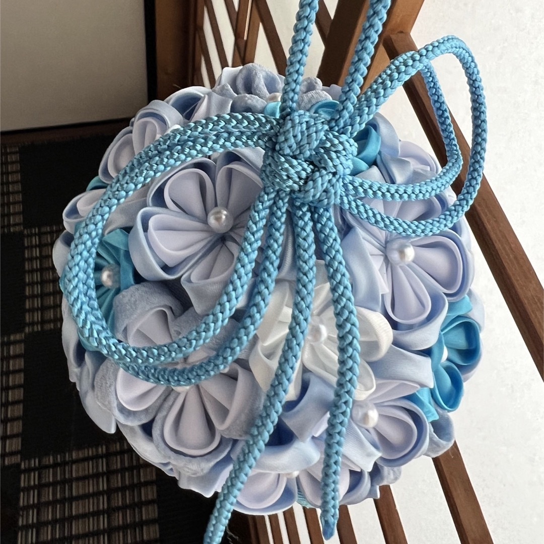 和装ブライダルボールブーケ髪飾りセット　青✖️白 ハンドメイドのウェディング(ブーケ)の商品写真