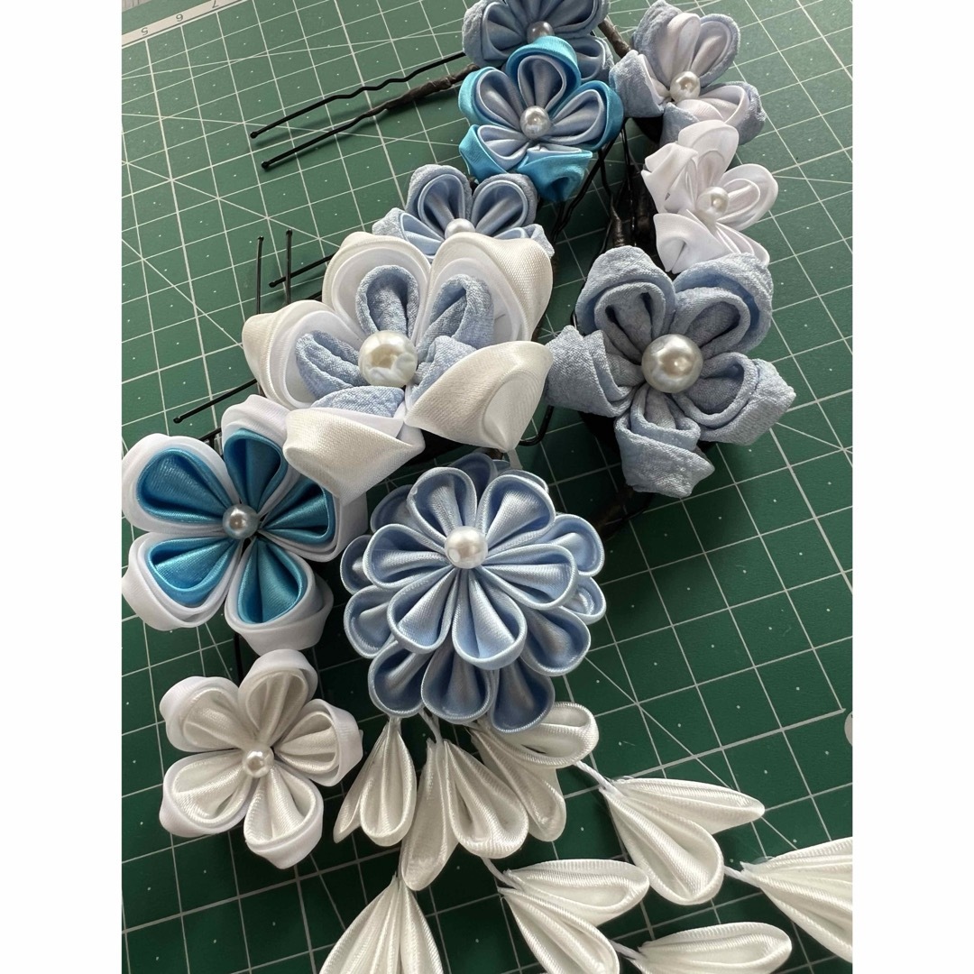 和装ブライダルボールブーケ髪飾りセット　青✖️白 ハンドメイドのウェディング(ブーケ)の商品写真
