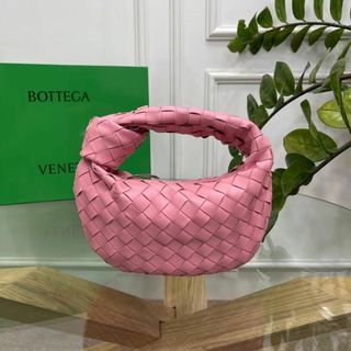 ハンドバッグbottega venetaボッテガ・ヴェネタですかばんを手に持ちま