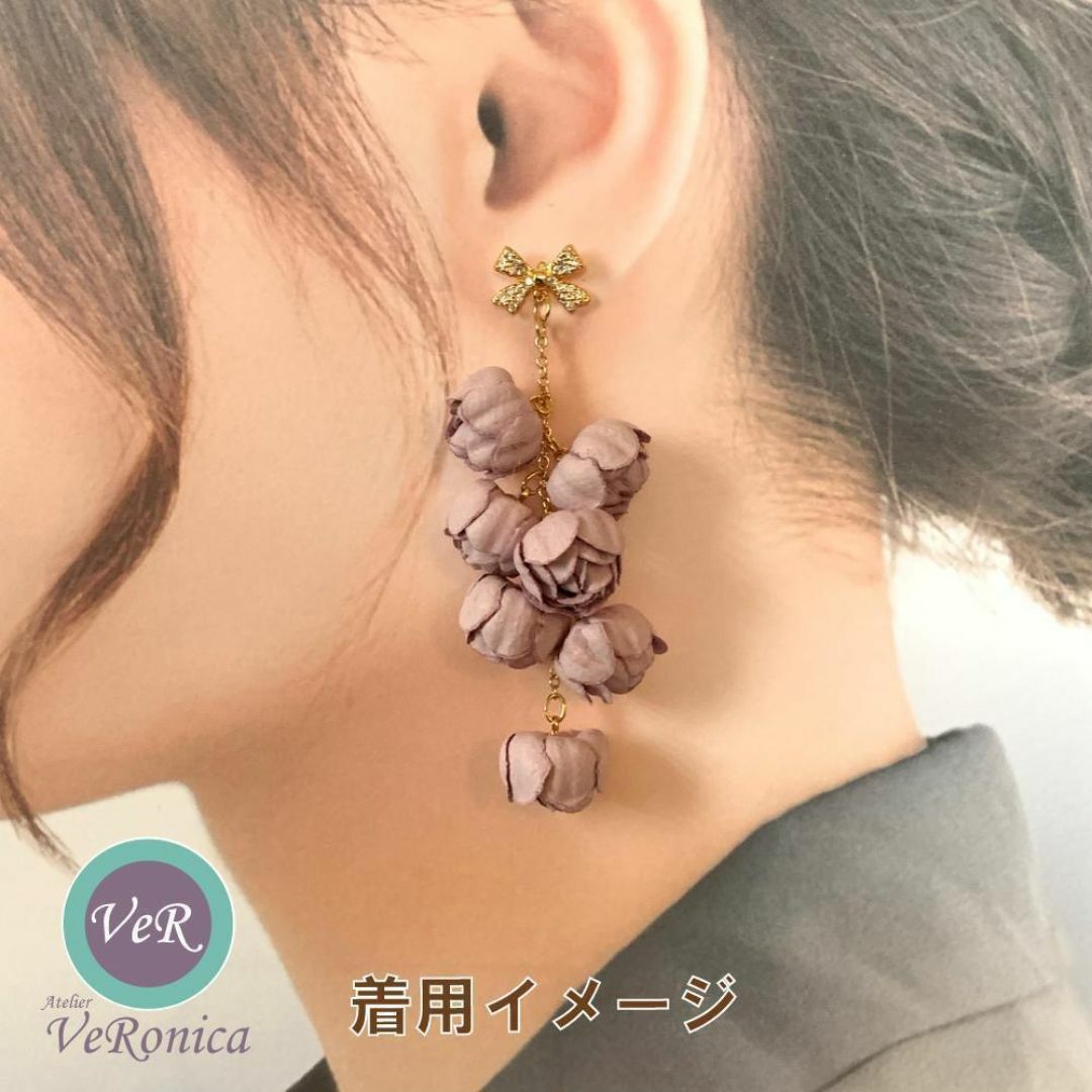 ふわふわバラピアス　ハンドメイド　薔薇　ビーズ　フック　イヤリング　ピンク ハンドメイドのアクセサリー(ピアス)の商品写真