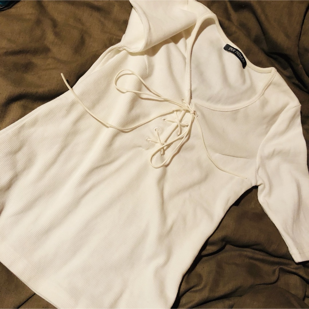 レディース トップス Tシャツ ホワイト リボン付き 美品 レディースのトップス(Tシャツ(半袖/袖なし))の商品写真