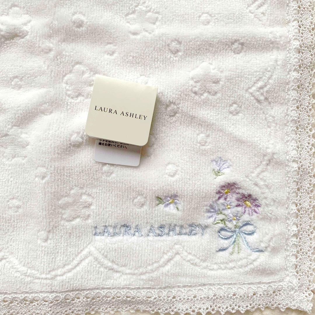 LAURA ASHLEY(ローラアシュレイ)の《未使用》LAURAASHLEY タオルハンカチ レディースのファッション小物(ハンカチ)の商品写真