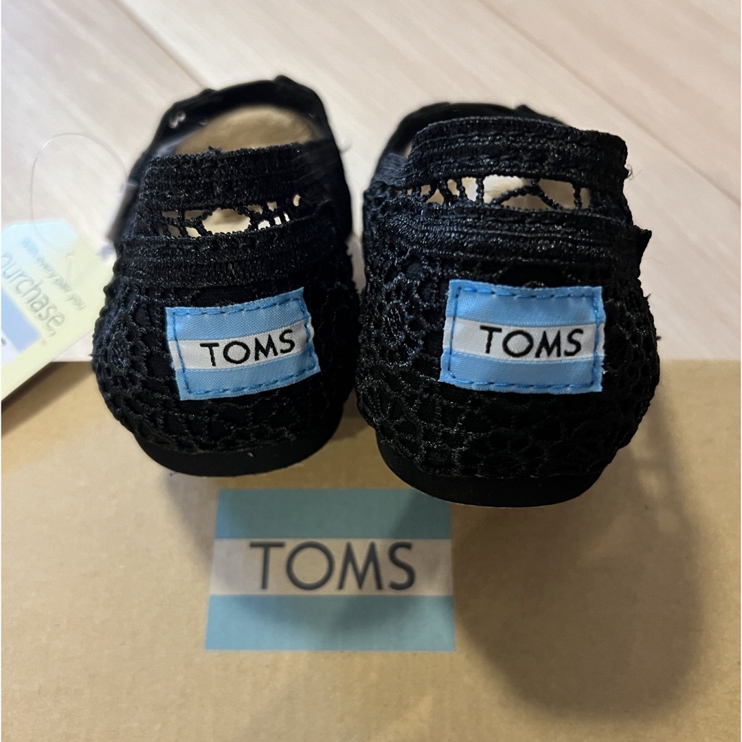 TOMS(トムズ)のTOMS スリッポン 黒　22.5cm レディースの靴/シューズ(サンダル)の商品写真