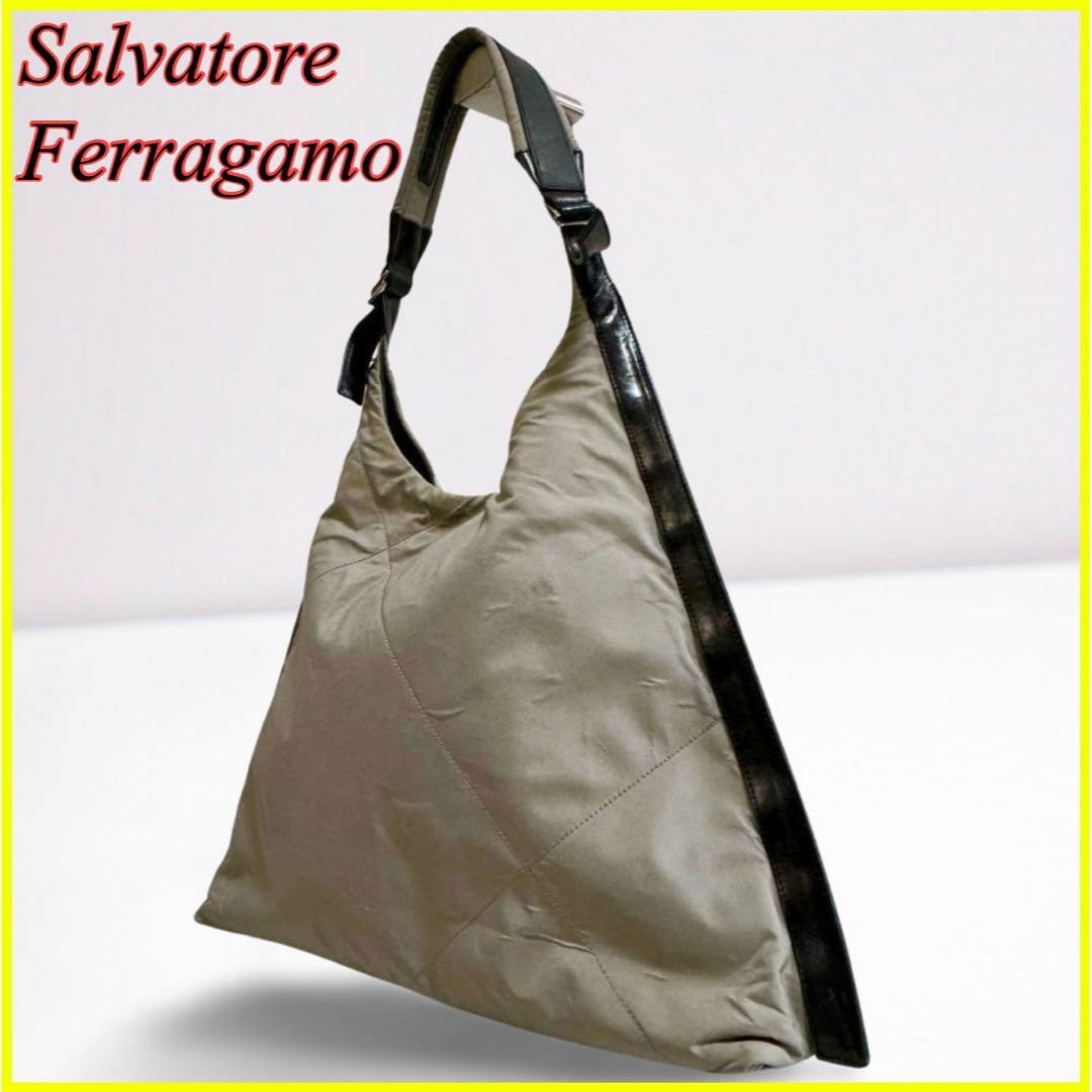 Salvatore Ferragamo(サルヴァトーレフェラガモ)のサルヴァトーレ フェラガモ ショルダーバッグ 三角 肩掛け ナイロン グレー レディースのバッグ(ショルダーバッグ)の商品写真