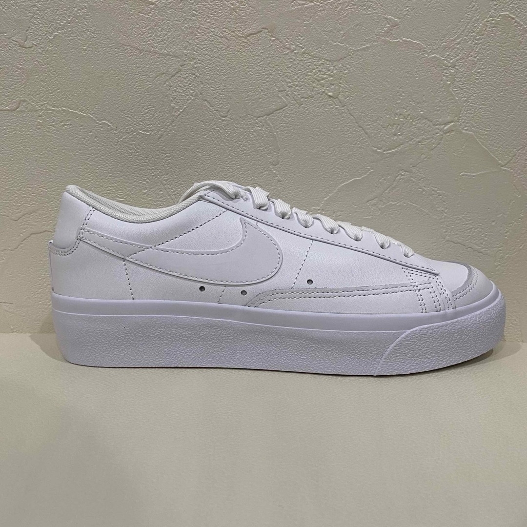 NIKE(ナイキ)の新品【NIKE】ナイキ　レーザー LOW プラットフォーム　厚底スニーカー レディースの靴/シューズ(スニーカー)の商品写真