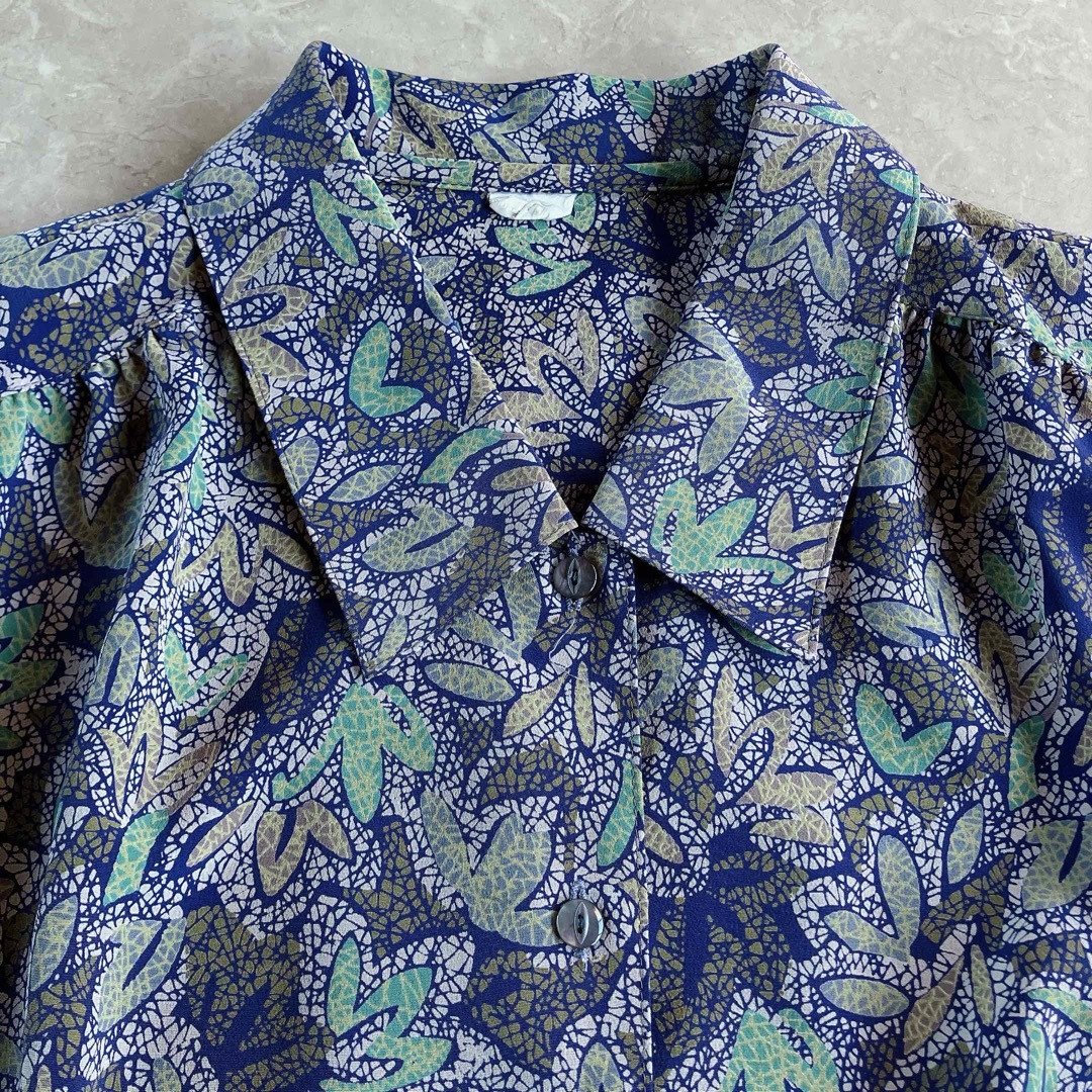 Lochie(ロキエ)のused レトロ 葉っぱ 総柄 ブラウス 古着 ヴィンテージ vintage レディースのトップス(シャツ/ブラウス(長袖/七分))の商品写真