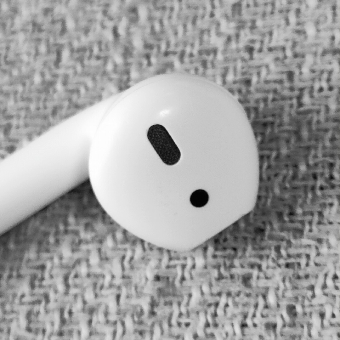 Apple(アップル)のApple AirPods 2世代 片耳 L 片方 左耳 869 スマホ/家電/カメラのオーディオ機器(ヘッドフォン/イヤフォン)の商品写真