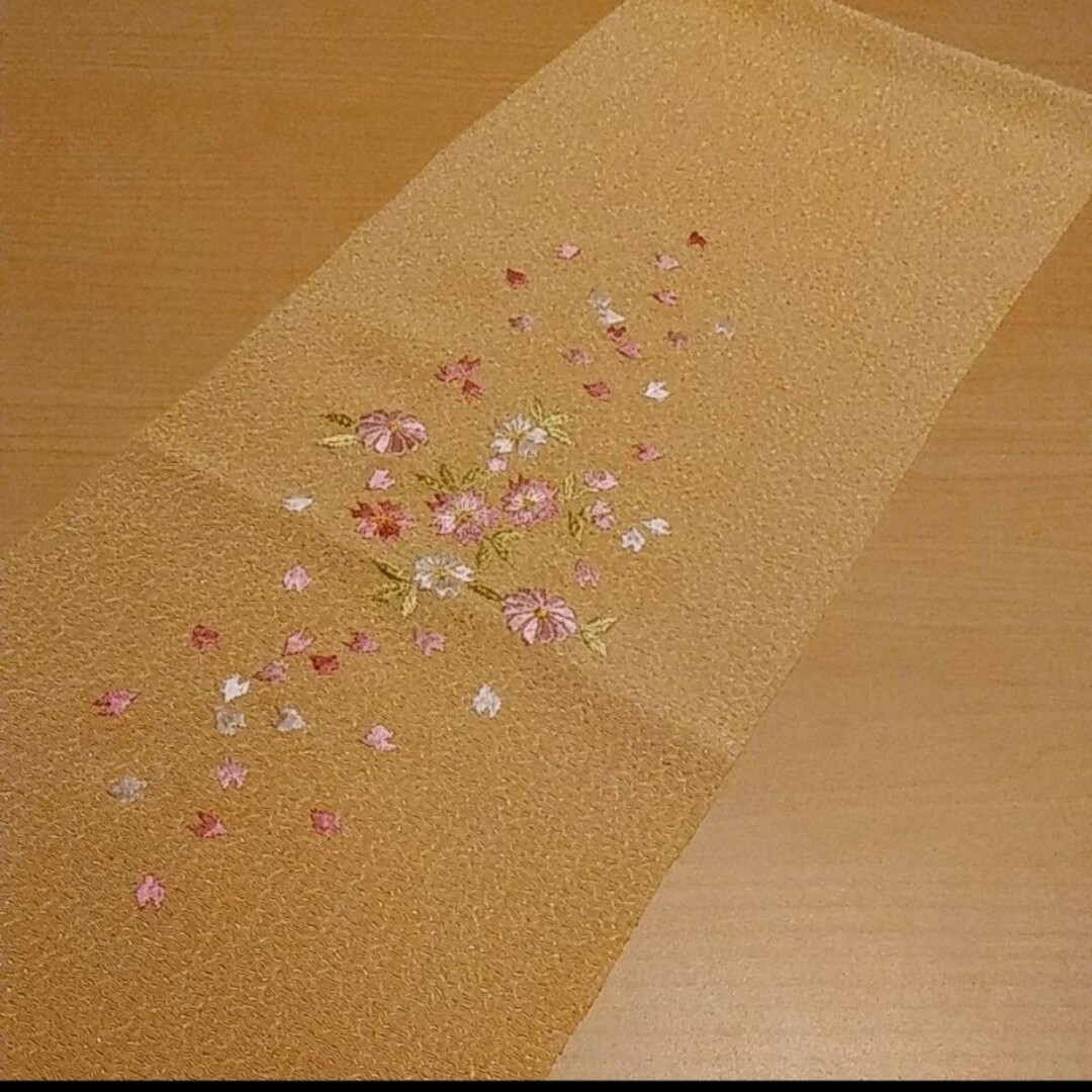 半襟　刺繍　辛子色 レディースの水着/浴衣(和装小物)の商品写真