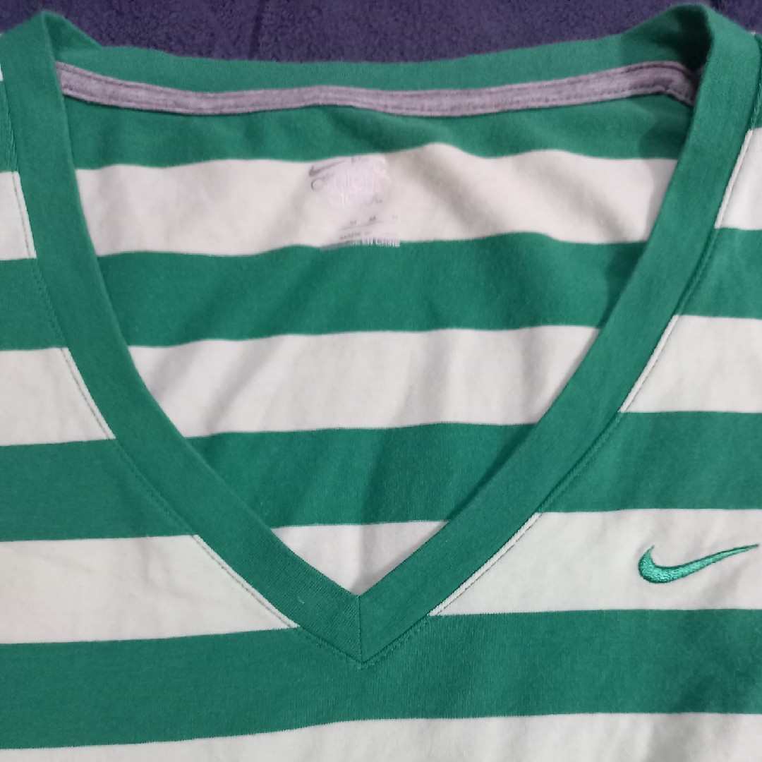 NIKE(ナイキ)のNIKE ナイキ　長袖Tシャツ　ロンT Vネック レディースのトップス(Tシャツ(半袖/袖なし))の商品写真