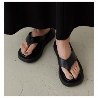 マウジー(moussy)のAZUL by moussy  チャンキートングサンダル　ブラック(サンダル)