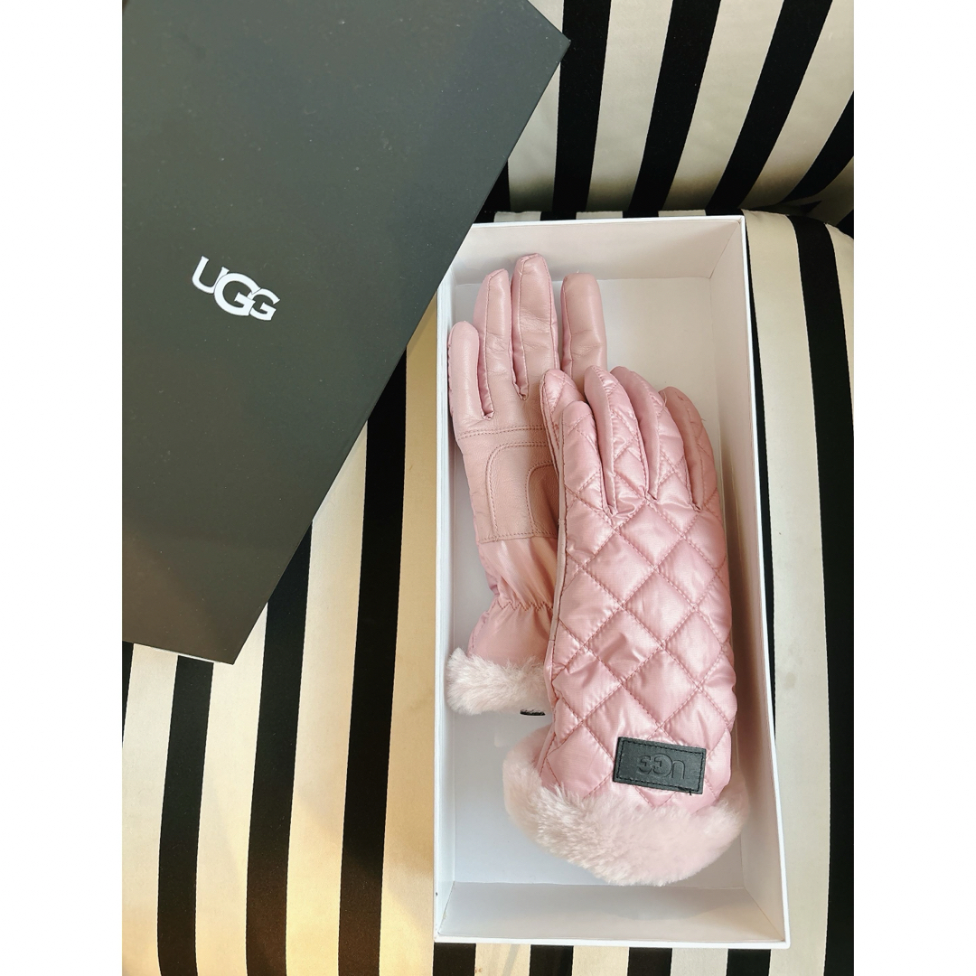 UGG(アグ)の【未使用】UGG キルティング グローブ 手袋 正規品 ピンク レディースのファッション小物(手袋)の商品写真
