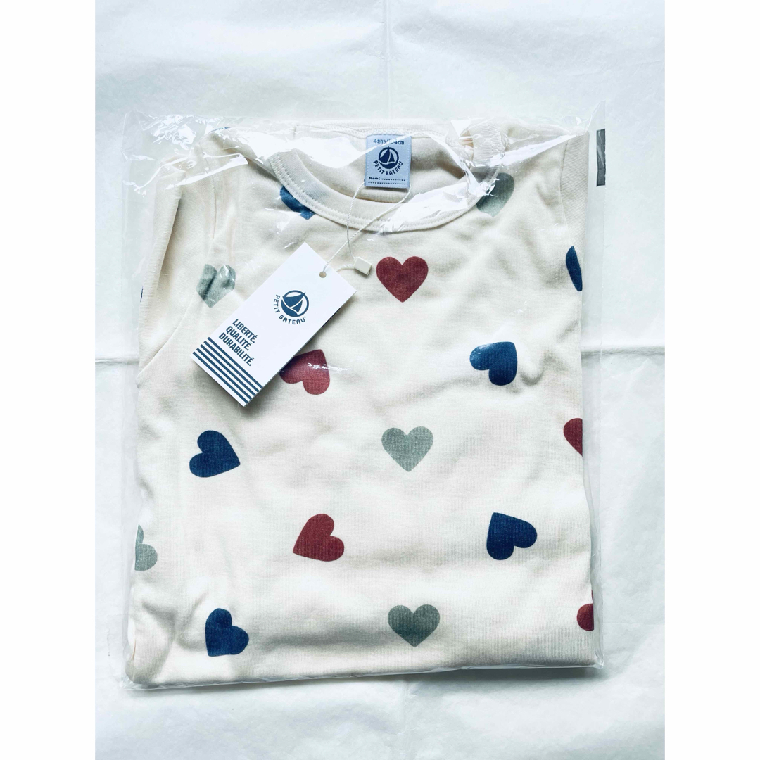 PETIT BATEAU(プチバトー)のおまとめ 新品 プチバトー 新作 パジャマ ハート 半袖 長袖 8ans 2点 キッズ/ベビー/マタニティのキッズ服女の子用(90cm~)(パジャマ)の商品写真