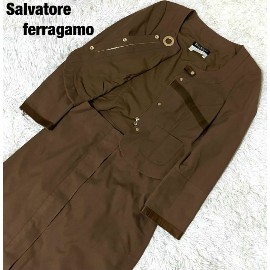 Salvatore Ferragamo(サルヴァトーレフェラガモ)のサルヴァトーレ フェラガモ　スカートスーツ　ブラウン　44 44 ノーカラー レディースのフォーマル/ドレス(スーツ)の商品写真