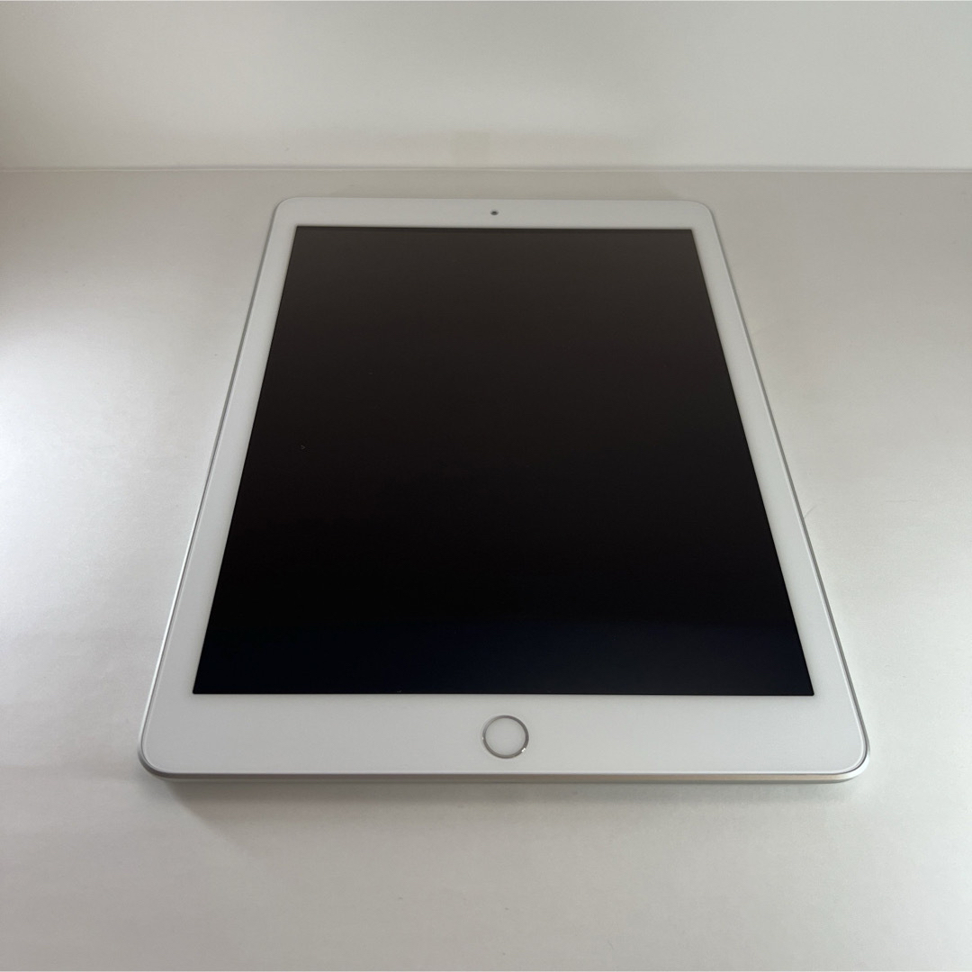 Apple(アップル)の未使用に近い・美品】Apple iPad 第6世代 9.7インチ 32GB スマホ/家電/カメラのPC/タブレット(タブレット)の商品写真