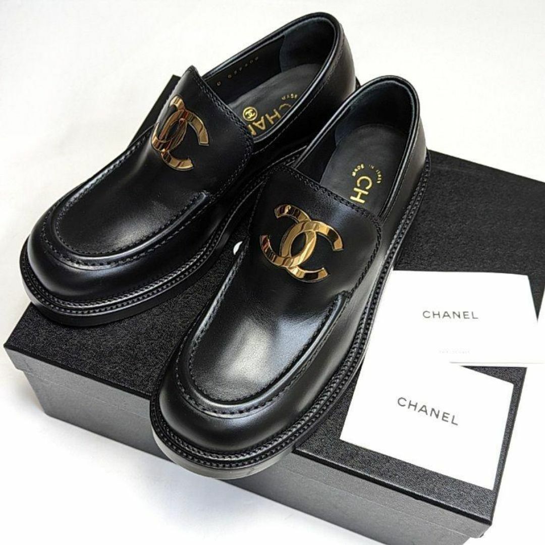 CHANEL(シャネル)の未使用さん♥CHANELシャネル　ゴールドココマーク　ローファー　37C レディースの靴/シューズ(ローファー/革靴)の商品写真