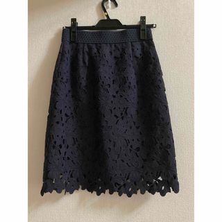 セシルマクビー(CECIL McBEE)の【美品】フラワーレース　タイトスカート　レース　ネイビー　紺　ウエストゴム　花柄(ひざ丈スカート)