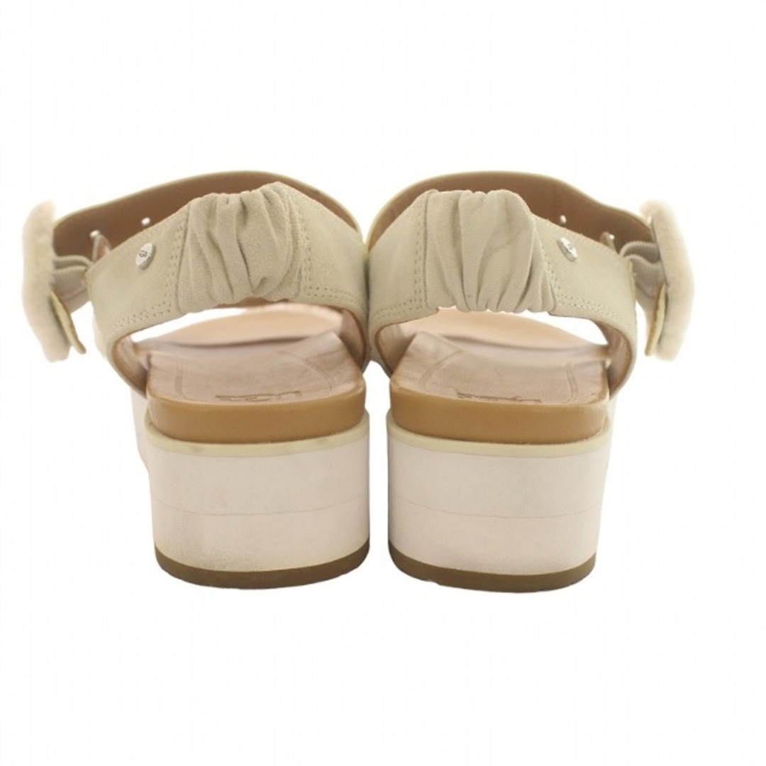 UGG(アグ)のアグ フラッフチェラ ストラップサンダル 24.5 白 茶 1099815 レディースの靴/シューズ(サンダル)の商品写真