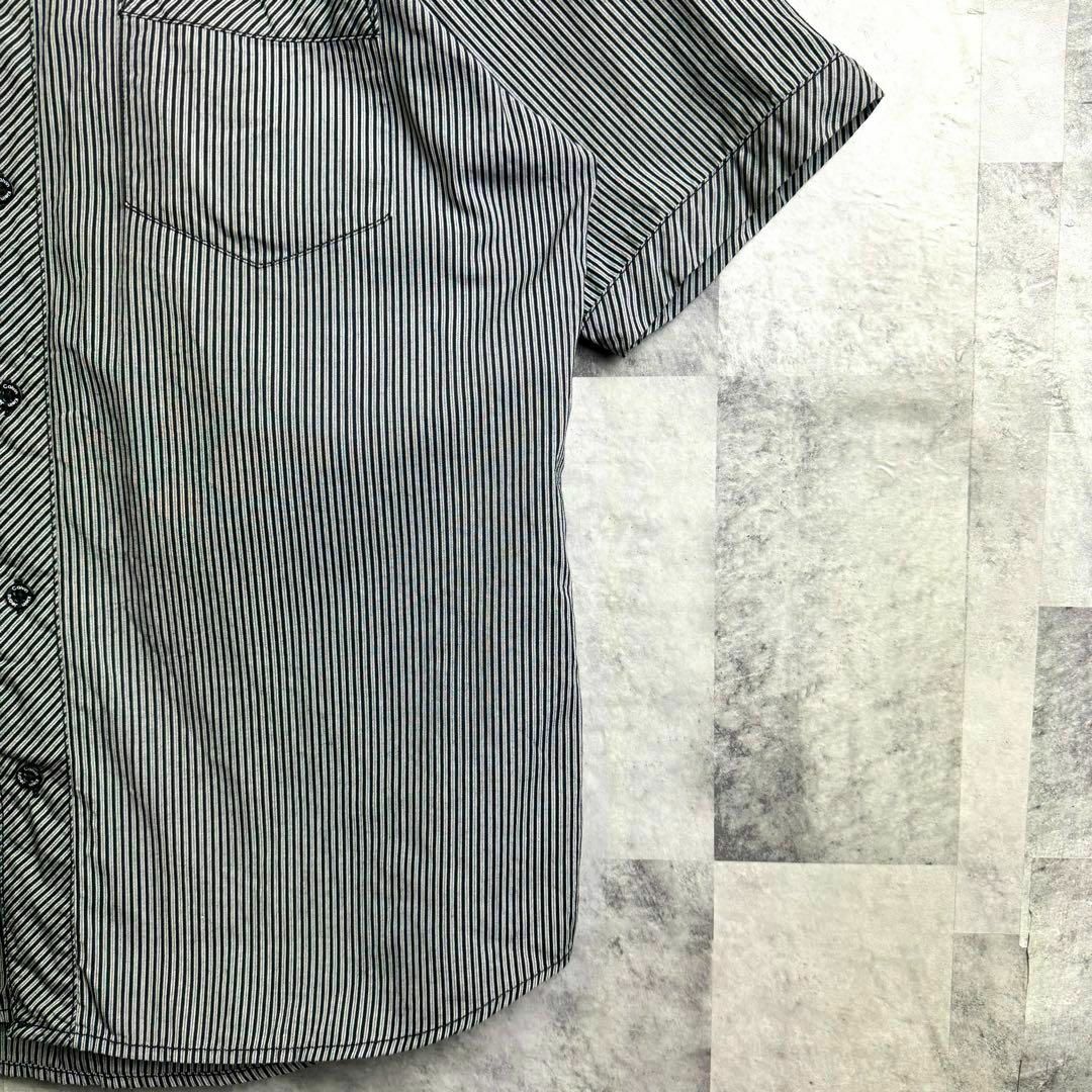 Calvin Klein(カルバンクライン)の美品 カルバンクライン ストライプシャツ 半袖 ワンポイントロゴ モノトーン L メンズのトップス(シャツ)の商品写真