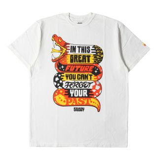 ステューシー(STUSSY)の美品 STUSSY ステューシー Tシャツ サイズ:XL 干支 巳年 スネーク グラフィック クルーネック 半袖Tシャツ ホワイト 白 トップス カットソー【メンズ】【中古】(Tシャツ/カットソー(半袖/袖なし))