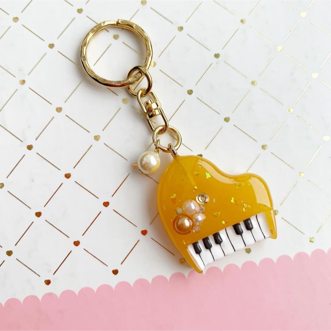 【909】ゴールデンイエローグランドピアノ リングキーホルダー 楽器の鍵盤楽器(ピアノ)の商品写真