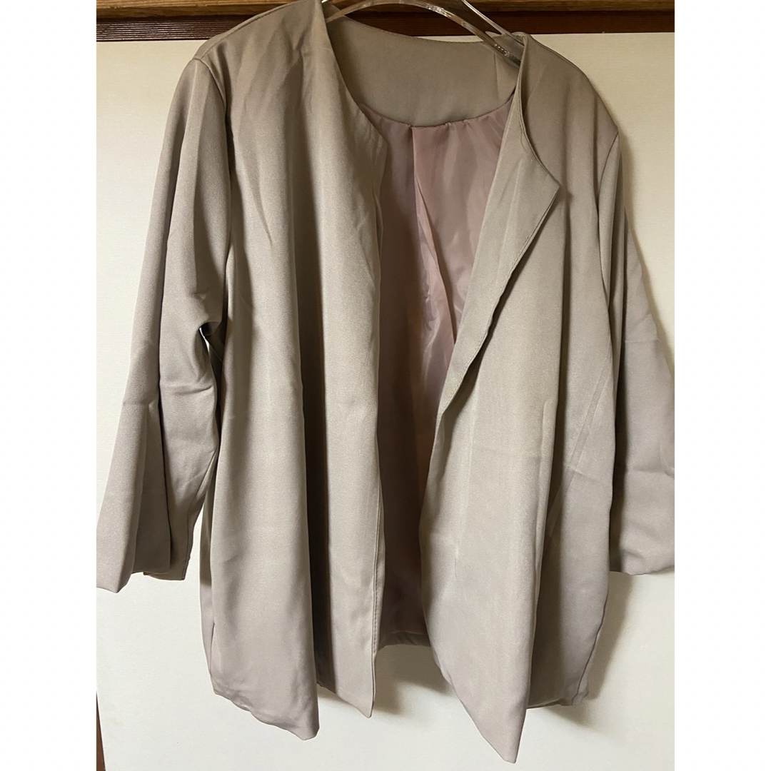 【新品・未使用】スーツ ベージュ Mサイズ ジャケット パンツ セット レディースのフォーマル/ドレス(スーツ)の商品写真