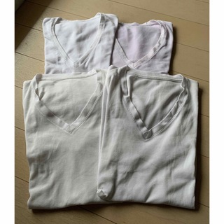ユニクロ(UNIQLO)のユニクロ　 VネックTシャツ　4枚セット　Mサイズ　白　ポリエステル製　肌着(Tシャツ/カットソー(半袖/袖なし))