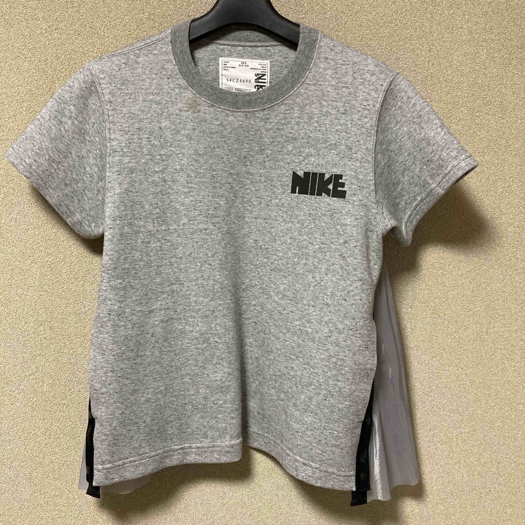 sacai(サカイ)のsacai x NIKE サカイ ナイキ バック プリーツ Tシャツ レディースのトップス(シャツ/ブラウス(半袖/袖なし))の商品写真