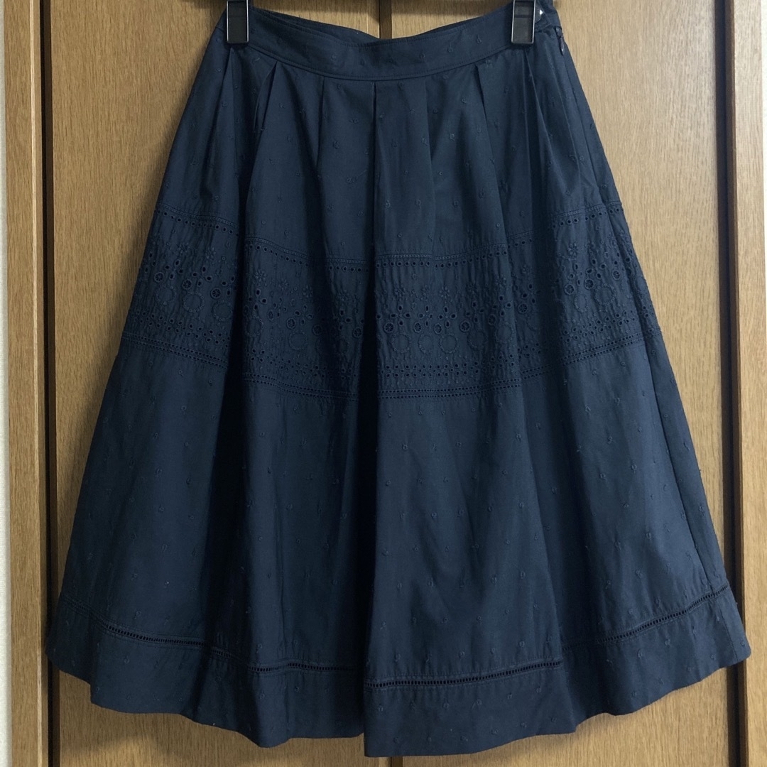 MACKINTOSH PHILOSOPHY(マッキントッシュフィロソフィー)のマッキントッシュ フィロソフィー 紺 コットン 膝丈 刺繍 スカート ネイビー レディースのスカート(ひざ丈スカート)の商品写真