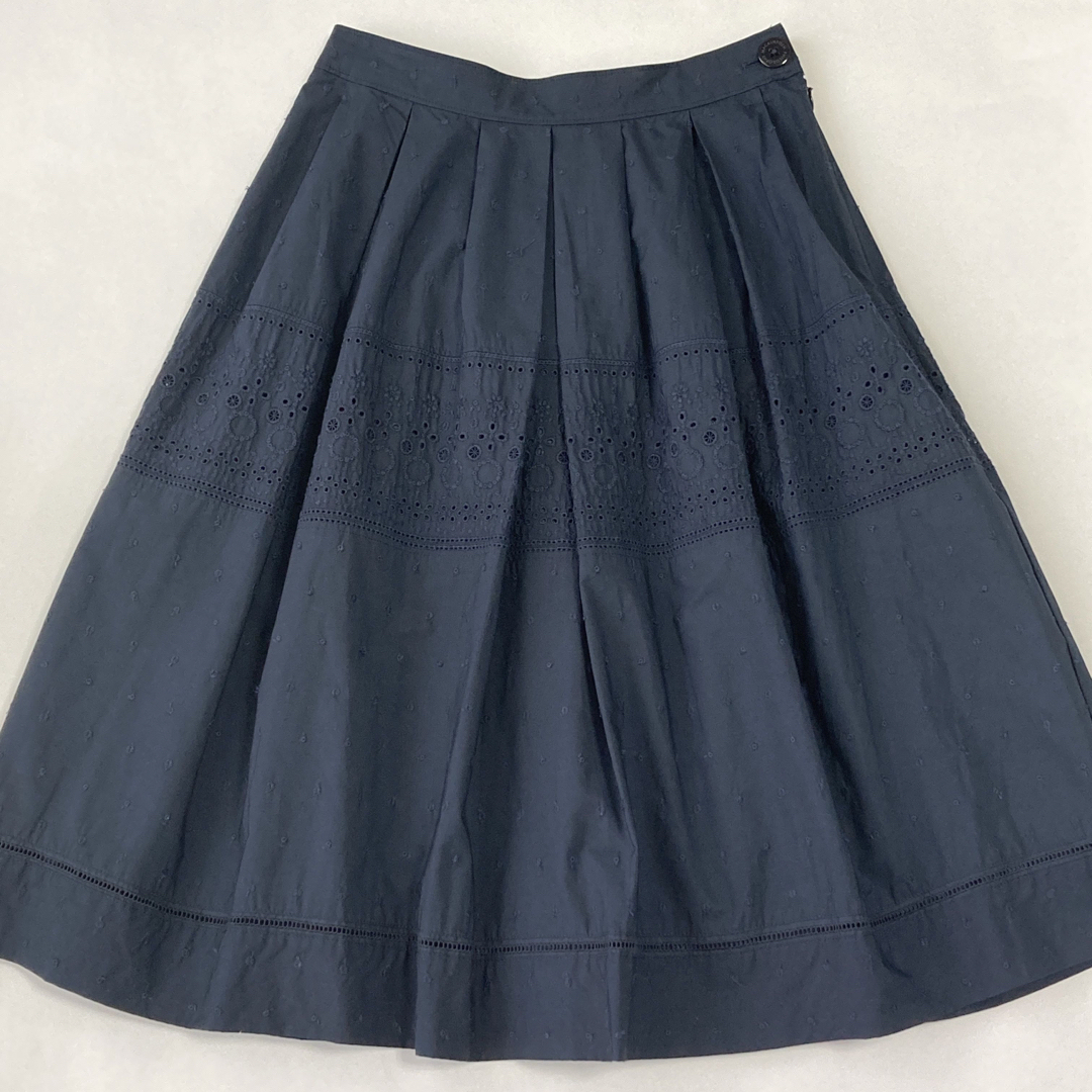 MACKINTOSH PHILOSOPHY(マッキントッシュフィロソフィー)のマッキントッシュ フィロソフィー 紺 コットン 膝丈 刺繍 スカート ネイビー レディースのスカート(ひざ丈スカート)の商品写真
