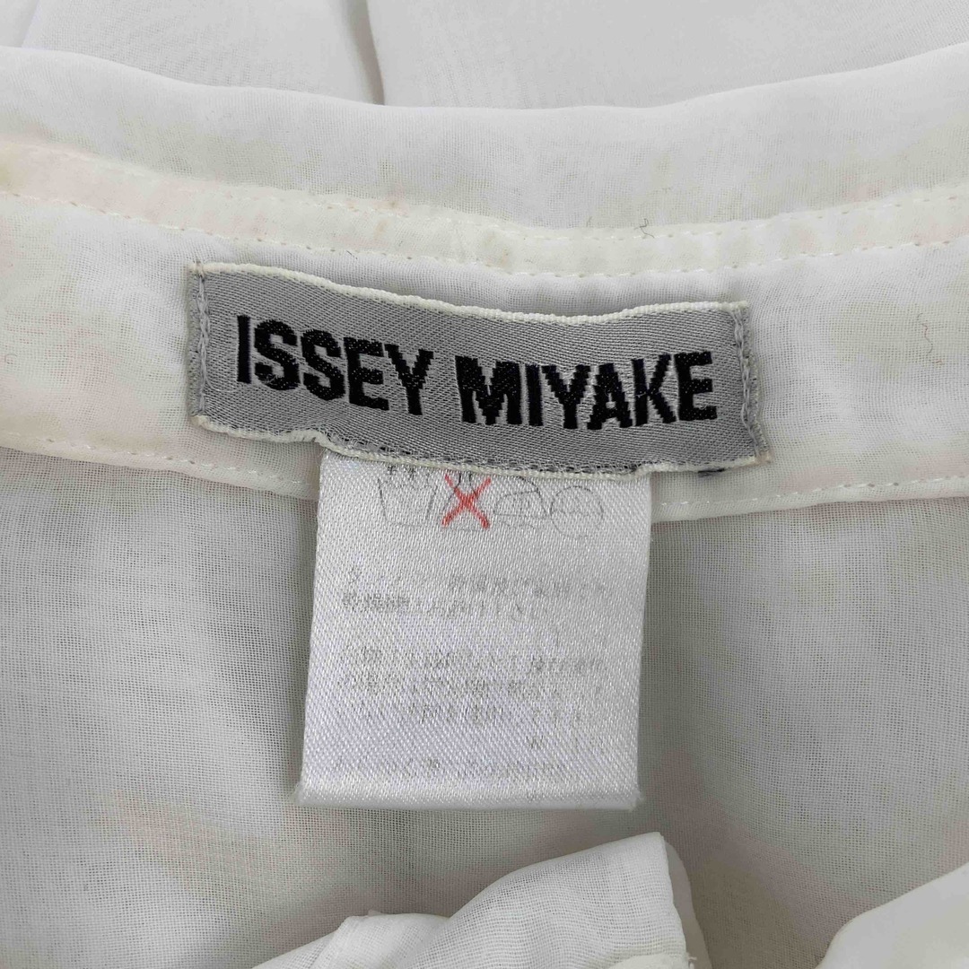 ISSEY MIYAKE(イッセイミヤケ)のISSEY MIYAKE イッセイミヤケ レディース 長袖シャツ　ブラウス　シアーシャツ　シースルー　白 レディースのトップス(シャツ/ブラウス(長袖/七分))の商品写真