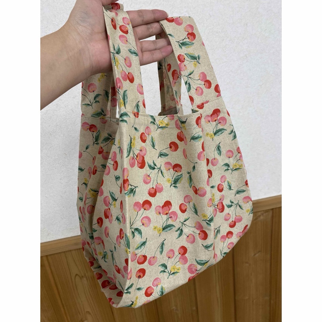ハンドメイド　エコバッグ　コンビニサイズ　さくらんぼ柄　ベージュ レディースのバッグ(エコバッグ)の商品写真