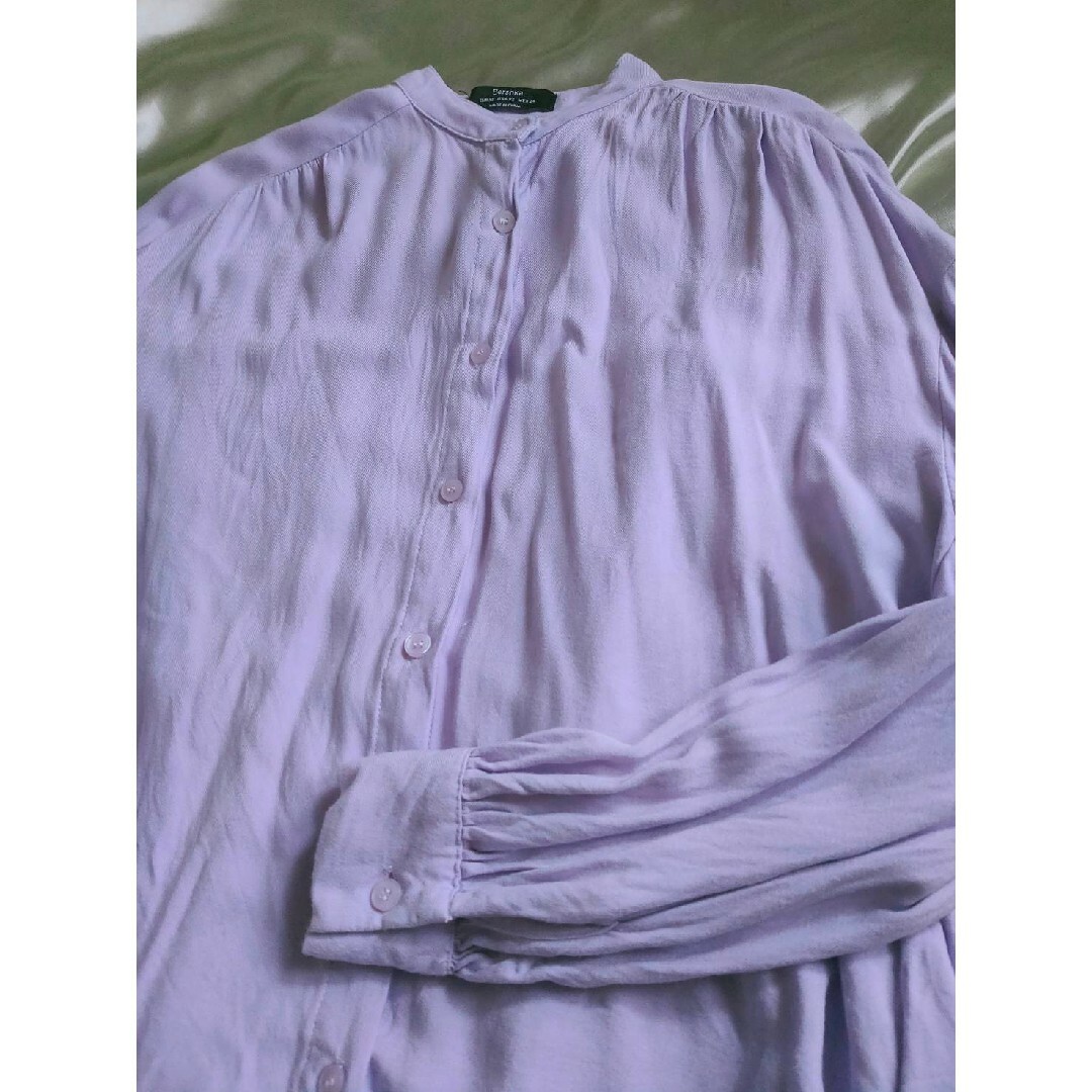 Bershka(ベルシュカ)のBershkaスタンドカラーシャツ 薄紫色 パープル とろみ素材 パフスリーブ レディースのトップス(シャツ/ブラウス(長袖/七分))の商品写真