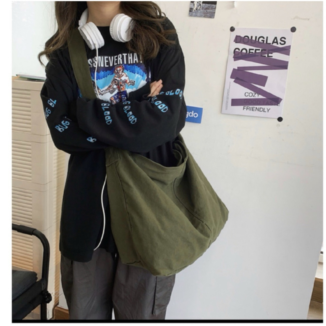 メッセンジャーバック ニュースペーパーバック  男女兼用 韓国 人気 カーキ レディースのバッグ(ショルダーバッグ)の商品写真