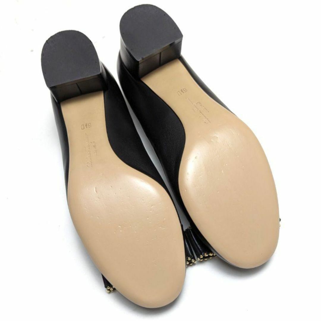 Salvatore Ferragamo(サルヴァトーレフェラガモ)の新品そっくりさん⭐フェラガモFerragamo　ヴァラ　パンプス　6.5D　黒 レディースの靴/シューズ(ハイヒール/パンプス)の商品写真