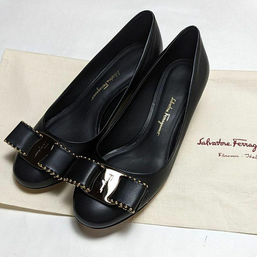 Salvatore Ferragamo(サルヴァトーレフェラガモ)の新品そっくりさん⭐フェラガモFerragamo　ヴァラ　パンプス　6.5D　黒 レディースの靴/シューズ(ハイヒール/パンプス)の商品写真